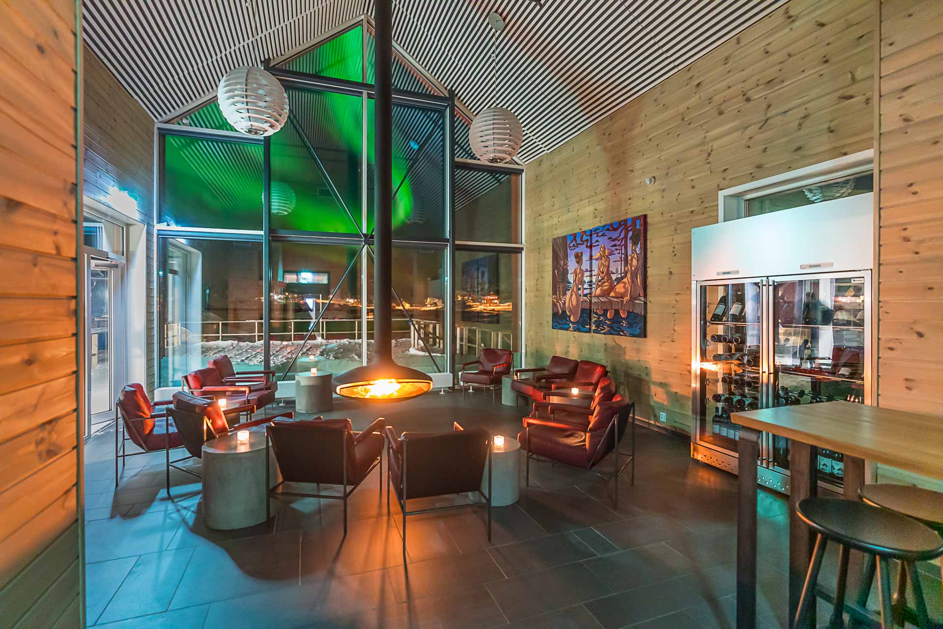 Vinlounge med glassfront.