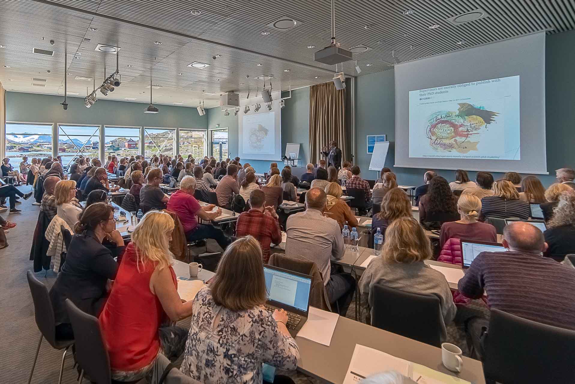 Storsal med plass til 220 i klasserom.