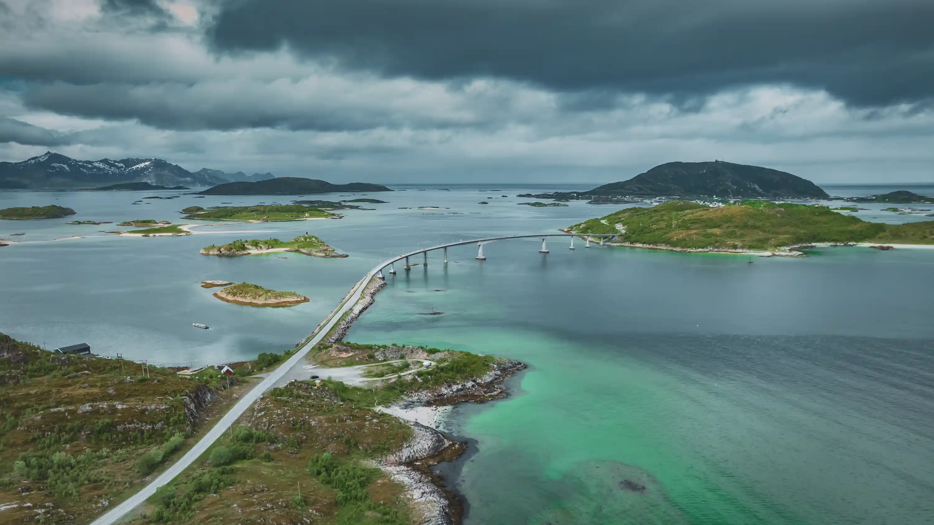 Mørkt vær i sjøen utenfor Sommarøy