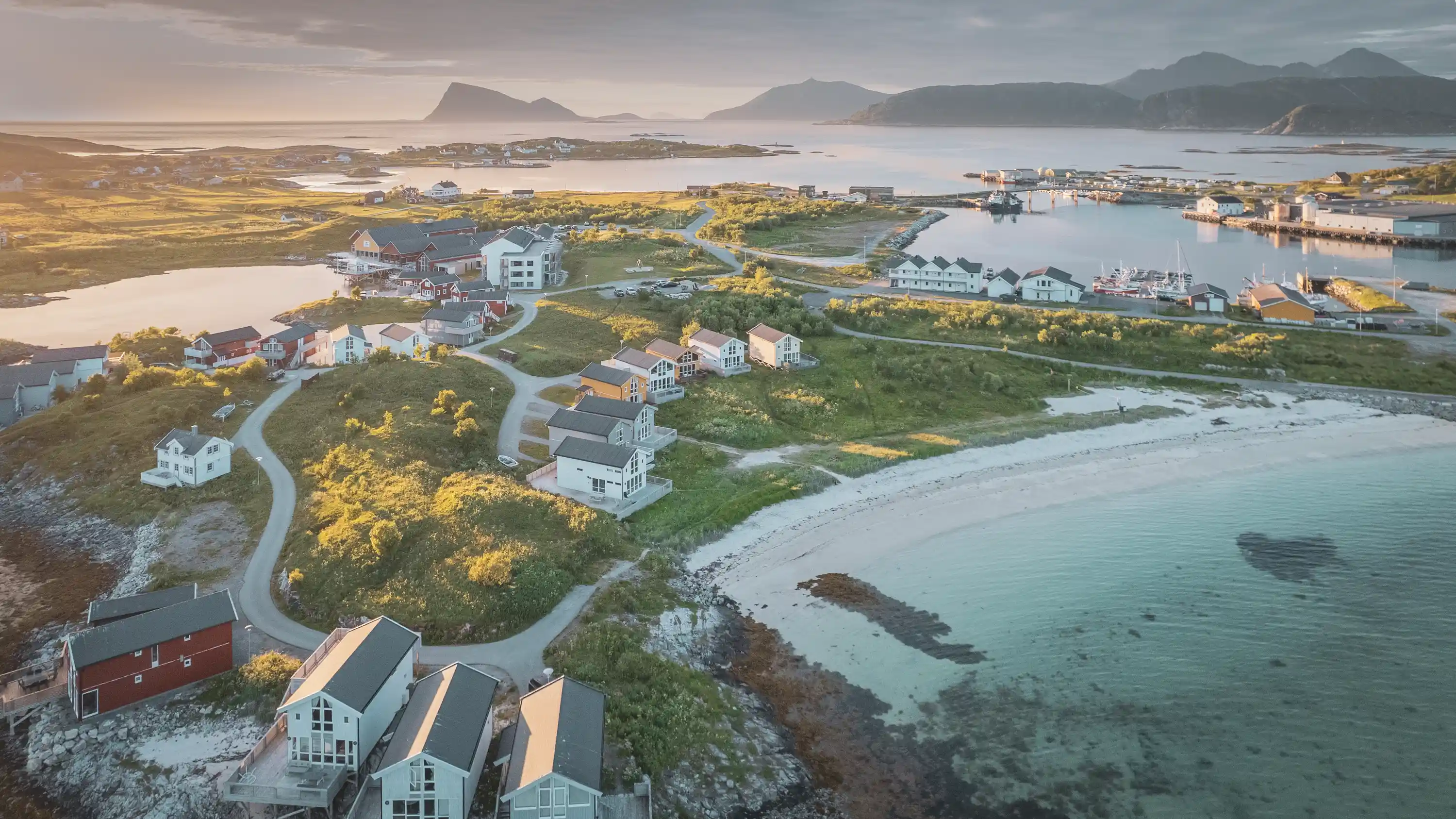 Sommer og midnattssol på hotellområdet