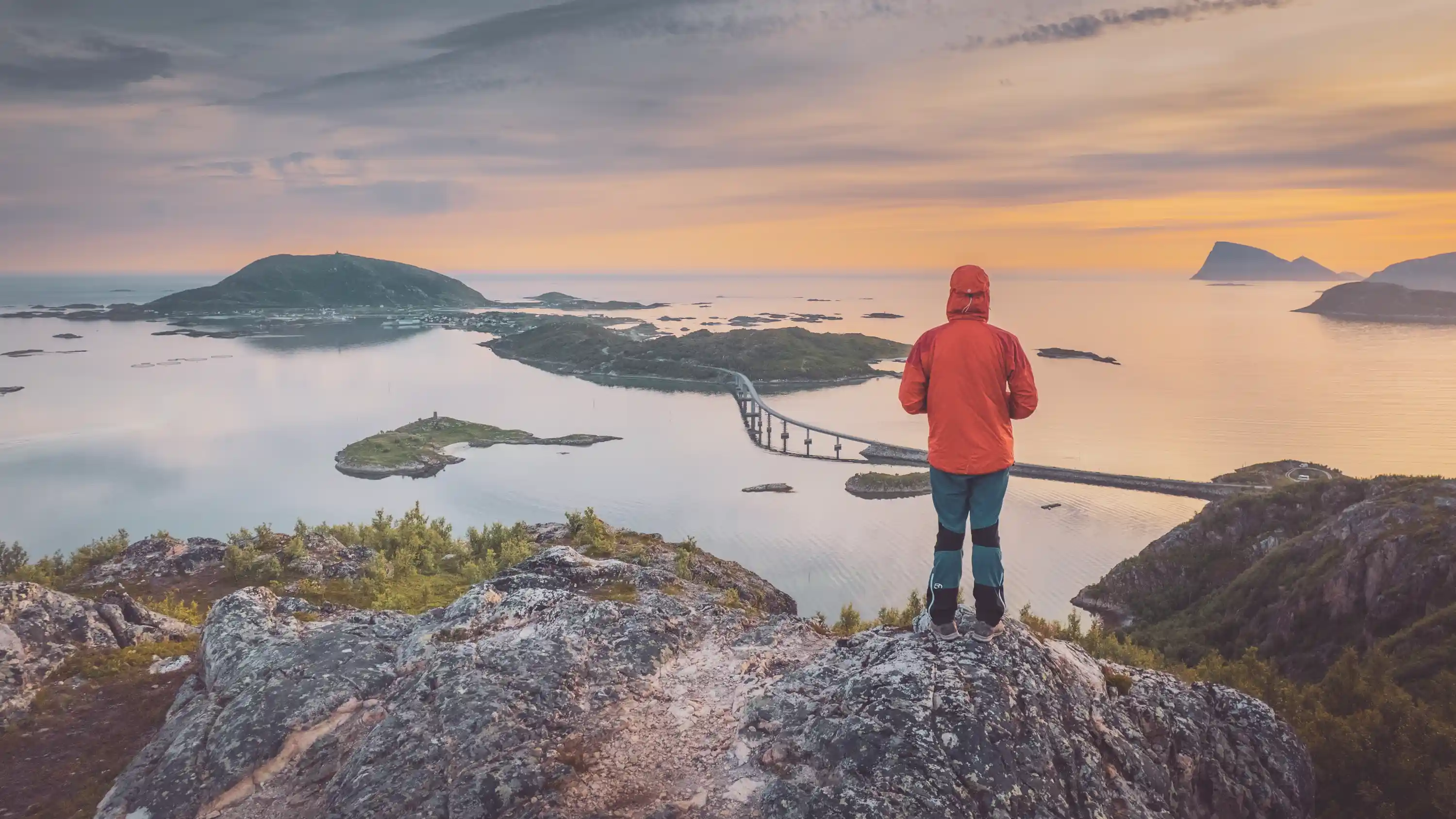 Midnatt, ja, det er midnatt! Utsikt fra Ørnfløya
