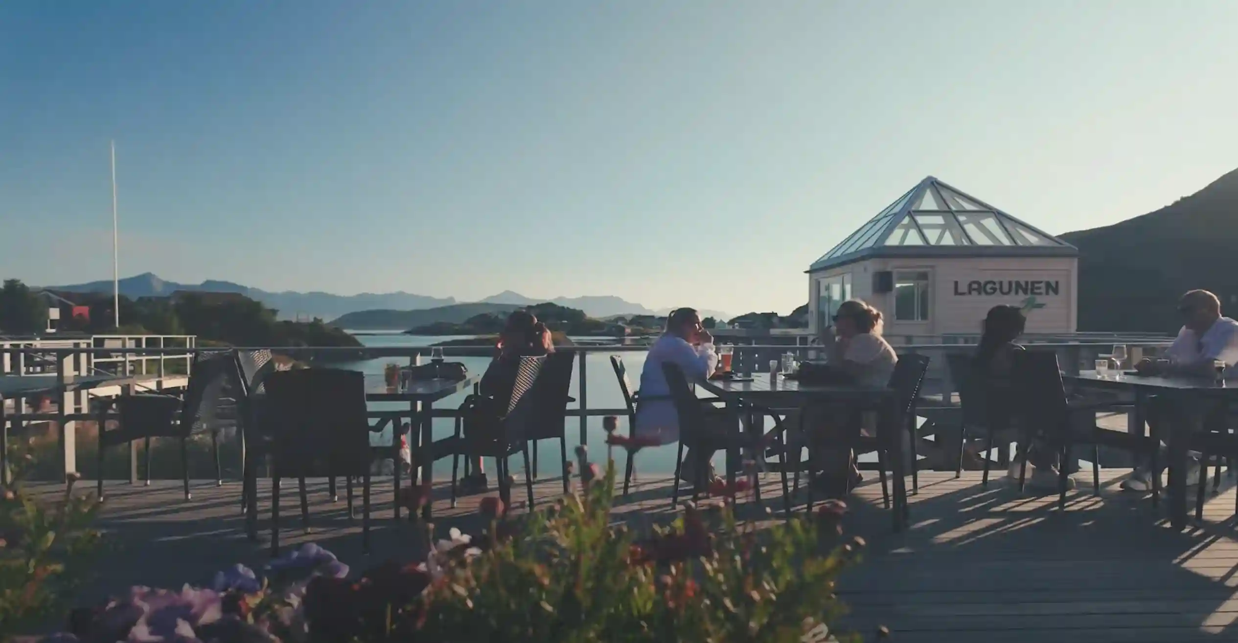 The outdoor dining pier